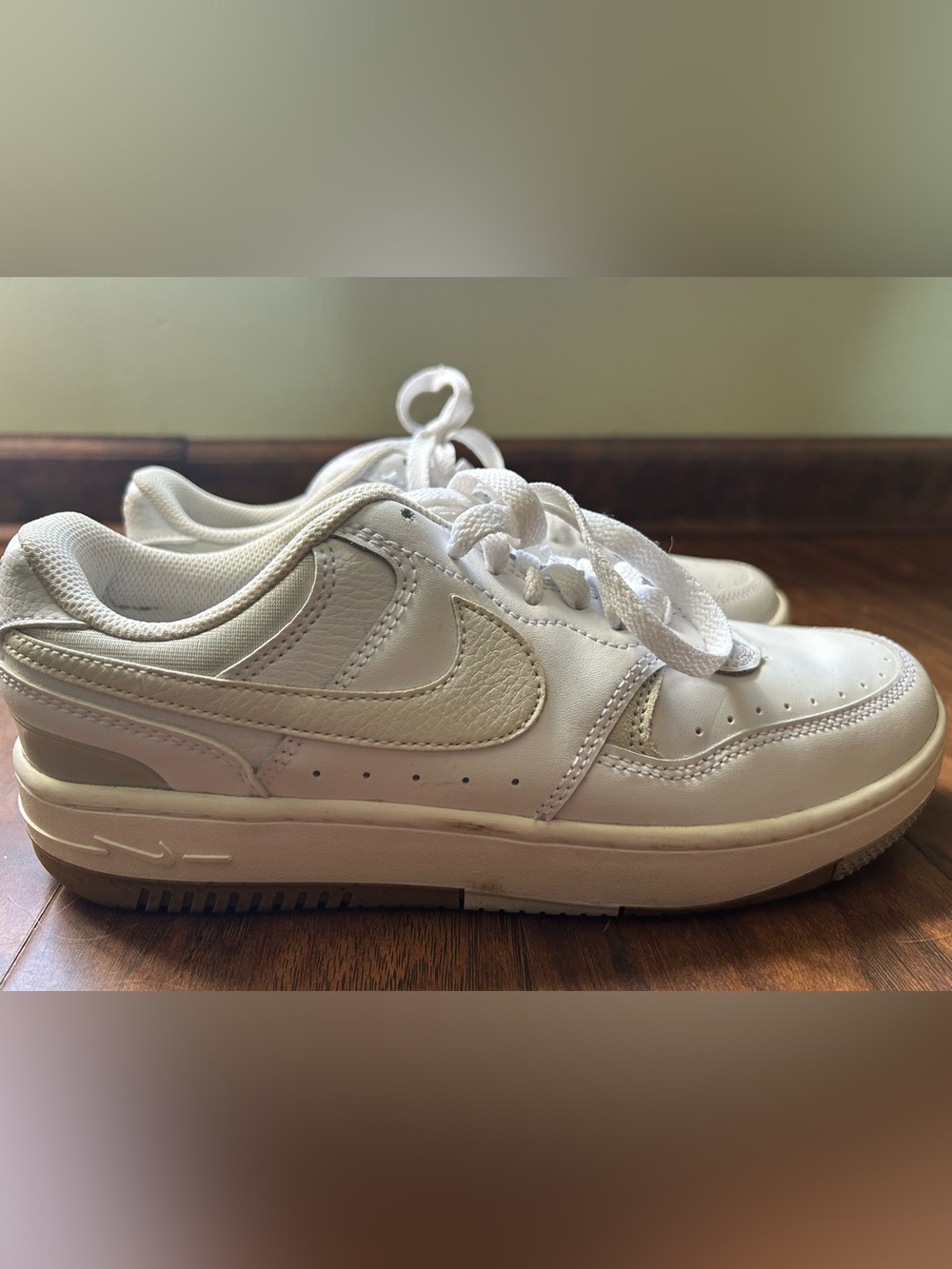 Nike Women’s Leather White & Cream Low-Top Sneakers Size 8.5